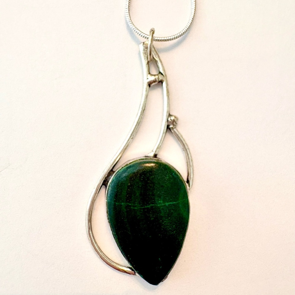 2 inch. 925 marked, Malachite pendant on a silver chain. - Picture 2 of 6
